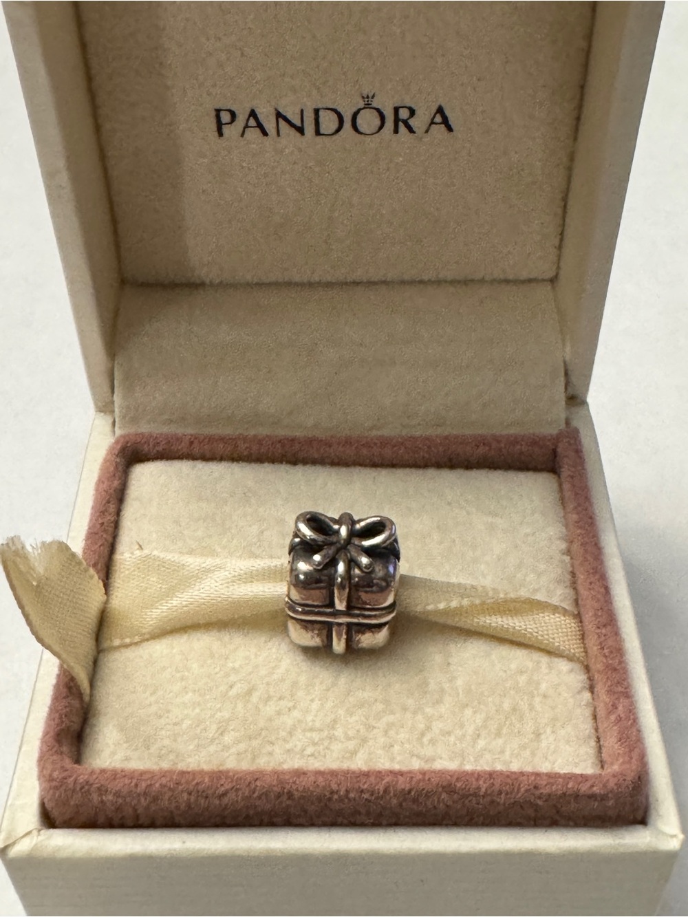 Pandora Silver Classic Present Charm